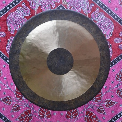 Bronze handcrafted chau - chau, gong