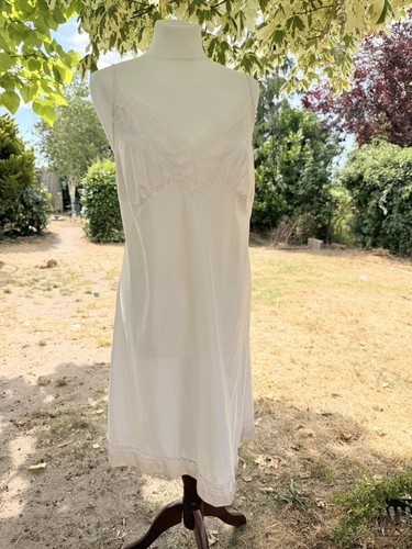Vintage style cream lace - style,