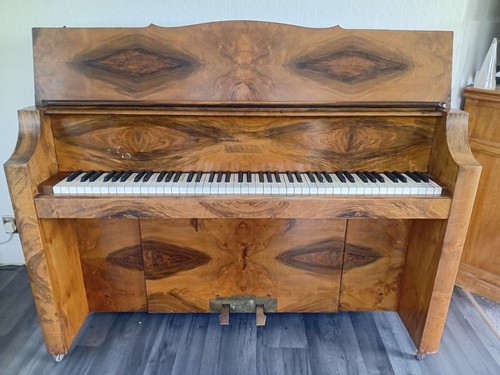 Bentley upright piano - upright,