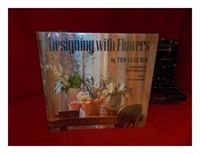 GUILD, TRICIA. NONIE NIESEWAND. DAVID MONTGOMERY (PHOTOG Designing with Flowe