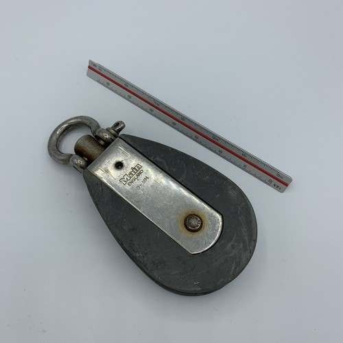 Main large pulley block - main,