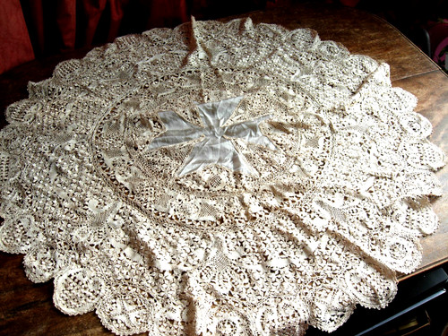 Maltese silk bobbin - , table