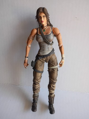 Play arts kai - tomb, lara