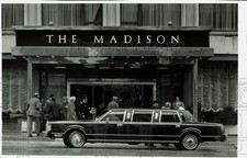 1987 Press Photo Stretch Lincoln limo pulls up to curb of The Madison