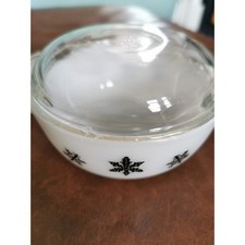 Pyrex snowflake dish with lid
