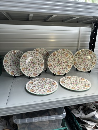 Set dinner plates - a, of