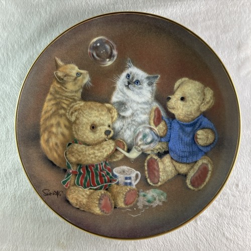 Bubble buddies plate - bubble, artist