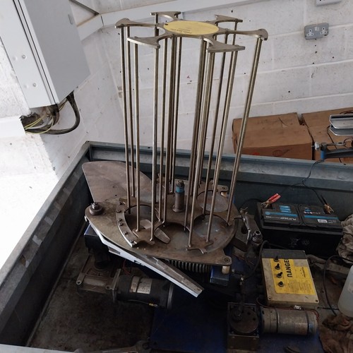 Automatic clay pigeon trap - ,