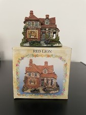 Red Lion Leonardo Collection House / Cottage Figurine 1997 Boxed VGC