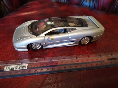 Maisto silver 1992 jaguar - silver,