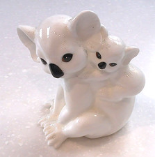 VINTAGE ROYAL OSBORNE WHITE BONE CHINA KOALA AND BABY JOEY FIGURINE MMR-2713