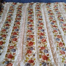 VINTAGE Eiderdown Floral Pattern Double Sits On Top Of Bed Filled With Terylene