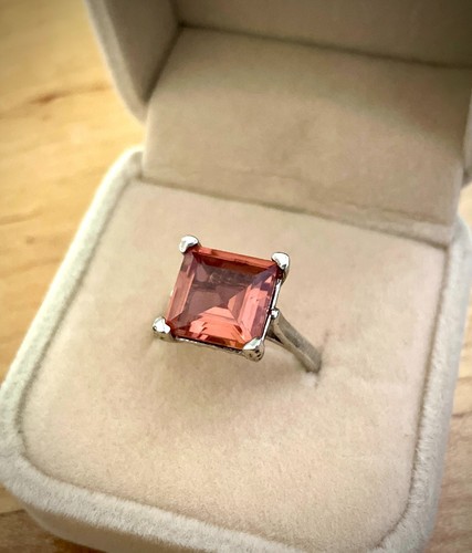 Vibrant emerald cut - , turkish
