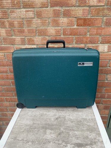 Delsey large wheeled hardshell - large,