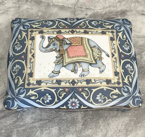 Wedgwood blue elephant bone - blue,