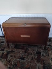 1950'S VINTAGE WOODEN STORAGE/BLANKET BOX ON CASTERS / GOOD CONDITION 