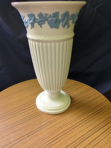 Wedgwood queensware cream - queensware, vase