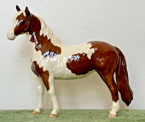 Beswick pinto pony - pony, in