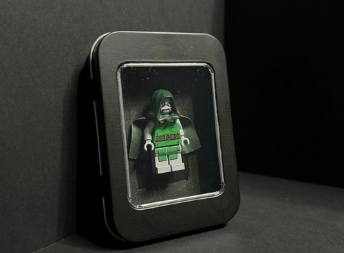 Pocket figure display - figure, case