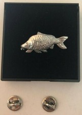 A MIRROR CARP FISH PIN BADGE