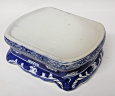 A LARGE VINTAGE CHINESE BLUE AND WHITE VASE / PLANT DISPLAY STAND