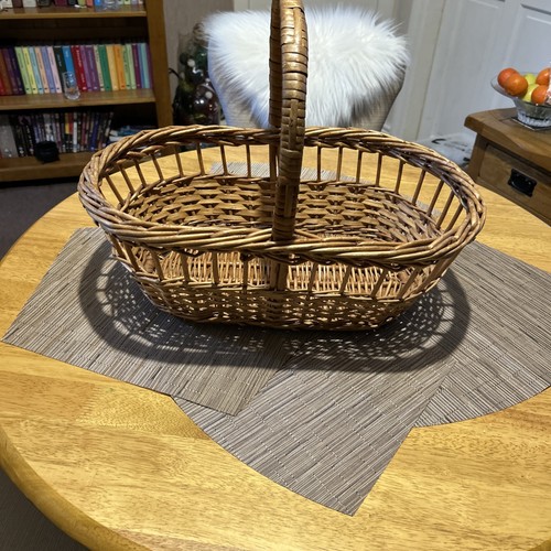 Vintage open weave oval wicker - open,