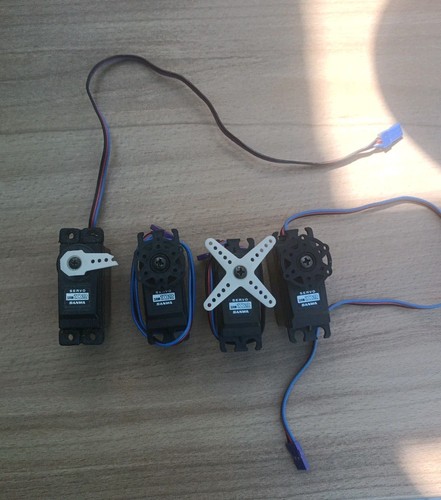 Sanwa srm 102 - 4, servos
