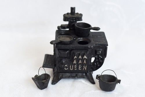 Vtg miniature dollhouse - 1/2",