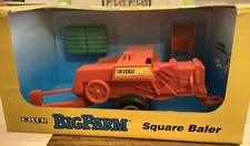 1994 Ertl 4168  1:32 Scale Farm Country Big Farm Square Baler With Hay Bales