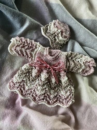 Hand knitted dolls clothes - dolls, to