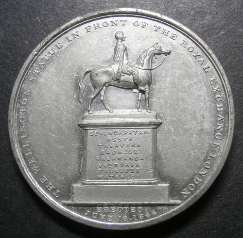 Medallion wellington statue - wellington,