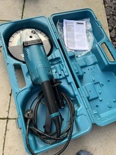Makita GA9020 Angle Grinder   9inch   230-240V with Case and Disc and Access  