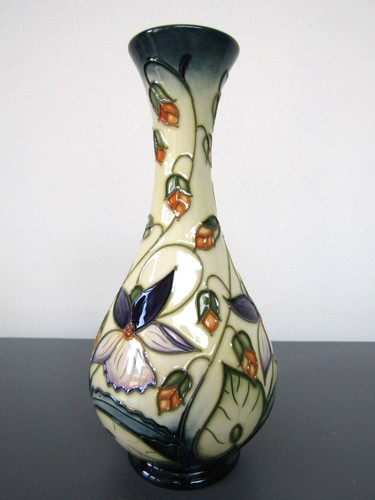 Moorcroft vase sweet thief - , in