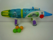 DISNEY PIXAR BUZZ LIGHTYEAR SPACE RANGER GUN LIGHTS & SOUNDS & 4 FOAM BALLS