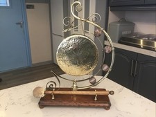 A QUALITY LARGE ANTIQUE EDWARDIAN BRASS & OAK TABLE DINNER GONG, CIRCA-1900.
