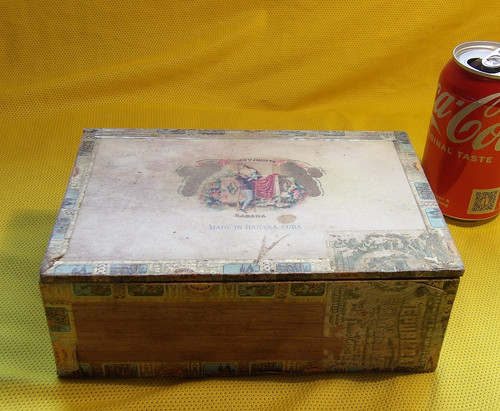 Empty vintage wooden cigar - ,