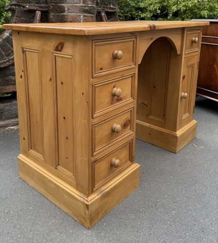 Small solid waxed kneehole - solid,