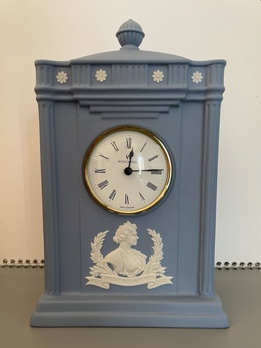 Wedgwood blue jasperware queen - blue,