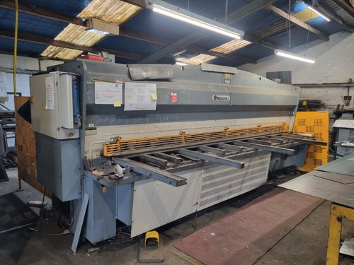 Powered sheet metal guillotine