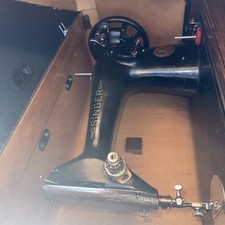 vintage singer sewing machine   In Oak Case