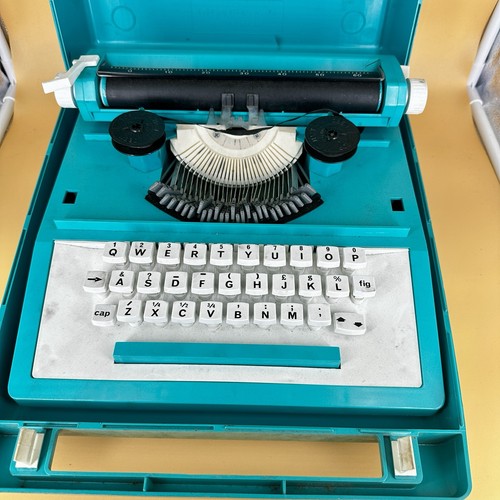 Petite vintage typewriter - petite,