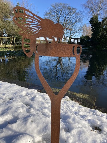 Metal rusty bee silhouette - metal,