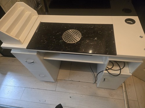 Manicure technician table - manicure,