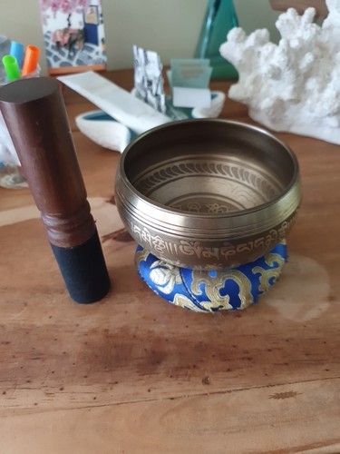 Tibetan singing bowl - singing,