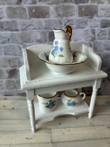 Dolls house scale - dolls,