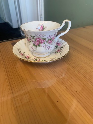 Royal albert fine bone china - -,