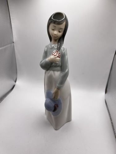 Nao lladro porcelain - by,