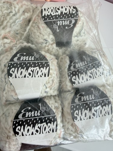 White cream flecked - /, emu