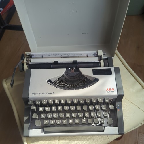 Vintage aeg olympia traveller - vintage,