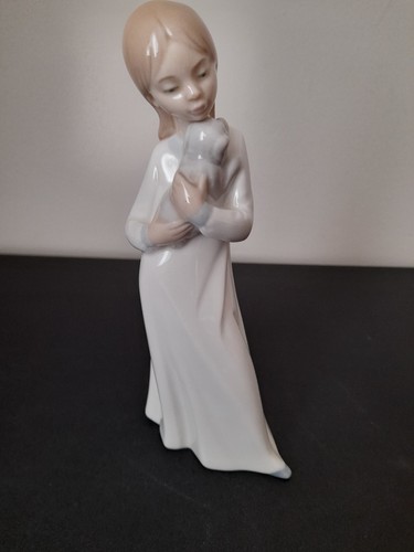 Nao girl figure with - -,